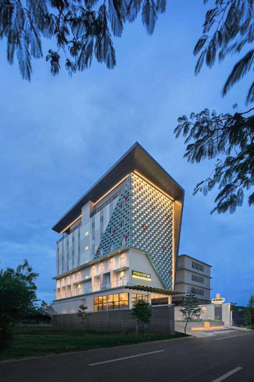Maxonehotels At Kota Harapan Indah-Bekasi Exterior foto